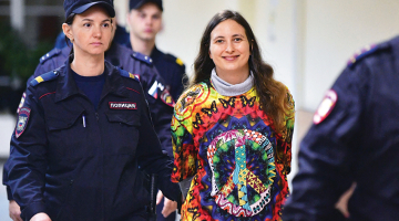 Sanktpēterburgā sākusies tiesa krievu māksliniecei Aleksandrai Skočiļenko (33), kurai draud astoņi gadi cietumā par Krievijas armijas diskreditāciju — sieviete pārtikas lielveikalos uz cenu zīmēm bija salīmējusi lapiņas, kurās kritizēja karu Ukrainā.
Foto — Scanpix