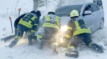 Pirmdien spēcīgā vētrā Krievijas Melnās jūras piekrastē un okupētajā Krimā bojā gājuši trīs cilvēki. Vētra izskalojusi tranšejas, kuras Krimas pludmalēs izraka Krievijas armija. Odesas reģionā (attēlā) plosījusies spēcīga sniega vētra. Ukrainā sniega vētrā gājuši bojā 10 cilvēki, vēl 23 ievainoti.
Foto — Scanpix