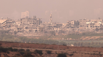 Attēlā, kas 2.novembrī uzņemts no Izraēlas robežpuses ar Gazas joslu, redzamas sagrautas ēkas Gazas joslā pēc Izraēlas un palestīniešu teroristu organizācijas "Hamās" kaujām. 
 Foto -AFP/Scanpix/LETA