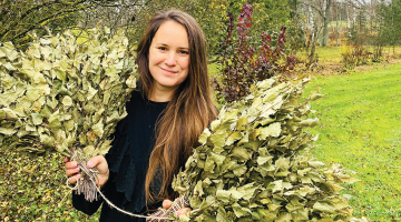 Lienei patīk pirtsslotām pielikt klāt ievziedu, liepziedu, jasmīnu, ceriņu krūmu zarus, lai aromātiskāka pēršanās.
Foto no personīgā arhīva