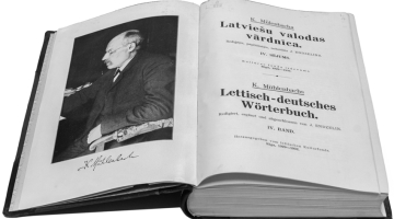 Kārļa Mīlenbaha un Jāņa Endzelīna Latviešu valodas vārdnīcas 4. sējums. 1932. gada izdevums. Latvijas Nacionālās bibliotēkas krājums. 
Fotogrāfs — Valters Lācis