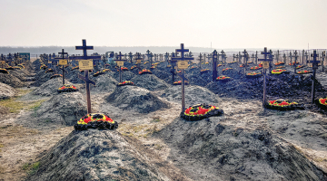 Krievija par 15% palielinās karavīru skaitu — šādu dekrētu parakstījis prezidents Vladimirs Putins. Krievijas dzīvā spēka zaudējumi Ukrainā līdz otrdienas rītam sasniedza 333 840 karavīrus, ziņo Ukrainas armijas Ģenerālštābs. Attēlā: algotņu grupējuma Vagner Ukrainā kritušo kareivju kapi Bakijanskas ciemā Krasnodaras reģionā.
Foto — Scanpix