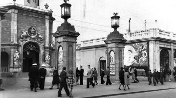 Kinoteātra pirmsākumos ieeju kinoteātrī iezīmēja augstas kolonnas, kuras izmantoja arī kā afišu stabus.
Foto no Splendid Palace arhīva