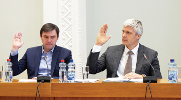 Bijušais Rēzeknes domes priekšsēdētājs Aleksandrs Bartaševičs (pa labi) kopā ar Alekseju Stecu, kurš tagad oficiāli pilda mēra pienākumus.
Foto — Māris Justs