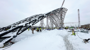 Nesen Rīgas stacijā pirmās aprises sāka iegūt perona nojumes, kuras līdz šim redzētas tikai projekta vizualizācijās.
Foto — Eiropas Dzelzceļa līnijas