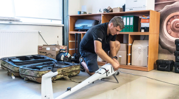 Vācu uzņēmuma Quantum Systems pārstāvniecības vadītājs Ukrainā Oleksandrs Berežnijs demonstrē piegādātā drona montāžu.
Foto — The New York Times