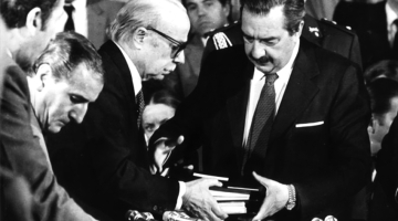 1984. gada 20. septembris. Argentīnas Nacionālās personu pazušanas komisijas (CONADEP) prezidents rakstnieks Ernesto Sabato (no kreisās) pasniedz valsts prezidentam Raulam Alfonsīnam komisijas gala ziņojumu. To izdeva arī grāmatā Nunca mas (Nekad vairs).
Argentīnas Nacionālā ģenerālarhīva krājums
