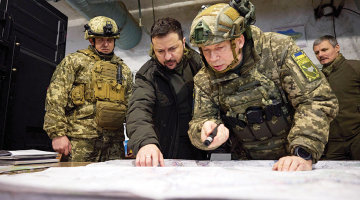 Ukrainas prezidents Volodimirs Zelenskis pie frontes Harkivas apgabalā 30. novembrī.
Foto — Scanpix