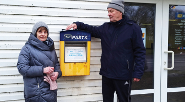 Līga Grīnvalde un Egils Rūtenbergs uztraucas, ka pēc pasta nodaļas slēgšanas Cīravā vairs nav iespējams nosūtīt ierakstītas vēstules un paciņas, kā arī izņemt skaidru naudu.
Foto — Ilze Šķietniece