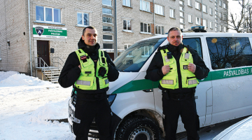 Aigars Zunds un Mārtiņš Jankovskis, kā arī divas viņu kolēģes saņēmuši sirsnīgu pateicības vēstuli no kādas polietes, kura ceļā no Somijas uz mājām pie Iecavas iekļuva satiksmes negadījumā. «Liela izpratne, empātija un kulturāla attieksme,» poliete liela latviešus. «Turklāt visi četri policisti labi runā angliski!»
Foto — Mārtiņš Zunda