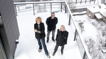 Elīna Tetere (no kreisās), Kristaps Šulcs un Zane Tetere-Šulce, SIA Open AD īpašnieki uz biroja terases Filozofu rezidencē Pārdaugavā.
Foto — Reinis Hofmanis