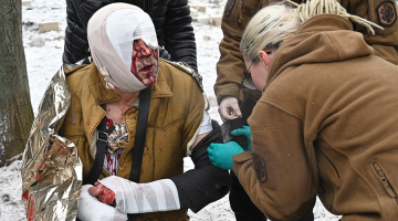 Mediķi sniedz pirmo palīdzību kādam vīrietim, kas cietis Krievijas raķešu uzbrukumā Harkivā 23. janvārī.
Foto — Scanpix