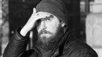 Mēs iesakām citiem dzīvot, kaut pašus velk uz nāvi — tā sākas viens no pēdējiem Andra Ogriņa Facebook publicētajiem dzejoļiem.
Foto no Andas Ogriņas personīgā arhīva