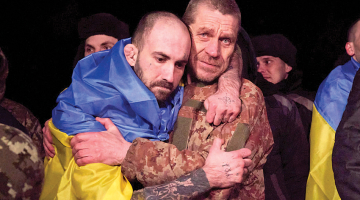 Krievija un Ukraina veikušas līdz šim lielāko kara gūstekņu apmaiņu. Ukrainā atgriezās 230 cilvēki, arī vairāki bijušie Mariupoles metālapstrādes uzņēmuma Azovstaļ aizstāvji, bet mājup uz Krieviju devās 248 okupanti.
Foto — Scanpix