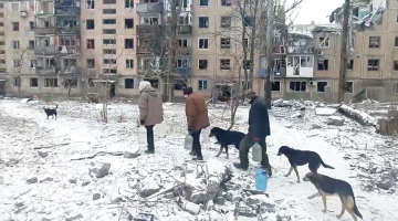 Pat grūti noticēt, ka smagi izpostītajā Ukrainas austrumu pilsētā Avdijivkā aizvien dzīvo cilvēki. Intensīvas kaujas tur notika kopš pagājušā gada oktobra.
Foto — Scanpix