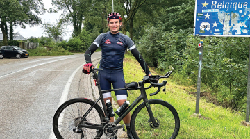 Brīdis, kad ir sasniegts Ginesa rekords — no Beļģijas iebraucot Nīderlandē.
Foto no personīgā arhīva