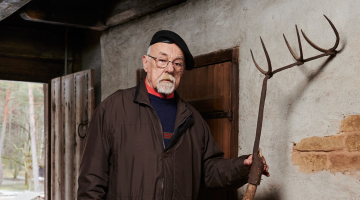 Mārtiņš Kuplais ar lākturi rokā. Foto - Edmunds Brencis