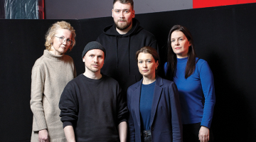 Daļa izrādes komandas: aktrise Veronika Plotņikova (no kreisās), aktieris Dmitrijs Jegorovs, aktieris Aleksandrs Maļikovs (priekšplānā), žurnāliste Inga Spriņģe un aktrise Jana Herbsta.
Foto — Reinis Hofmanis