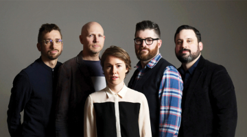 Perkusiju ansamblis Sō Percussion no Ņujorkas un amerikāņu mūziķe, Pulicera balvas laureāte Kerolaina Šo