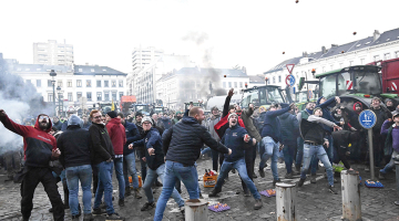 Beļģijas zemnieki 2. februārī ar olām apmētā policiju Briseles kvartālā, kur atrodas vairākas Eiropas Savienības institūcijas.
Foto — Scanpix