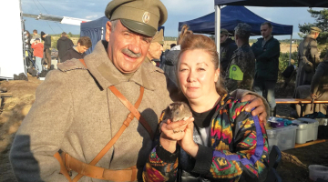 Jeļena ar vienu no savām žurkām un aktieri Mārtiņu Vilsonu kinolentes Dvēseļu putenis filmēšanā.
Foto no personīgā arhīva