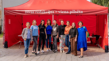 "Re:Baltica” un “Chayka” žurnālistes pie mobilās redakcijas Daugavpilī. Foto - Irina Maskaļenko