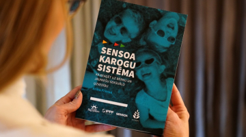 Informatīvais materiāls pedagogiem biedrības "Papardes zieds" rīkotajā preses konferencē, kurā infomē par atvadām no "Karogu sistēmas", kā arī iezīmē problēmas seksuālās izglītības sistēmā Latvijā un iespējamiem risinājumiem. Foto - Paula Čurkste, LETA