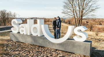 Marija Carova (33), viņas vīrs Ivans un trīsgadīgais dēliņš Dāvids Latvijā ir jau gandrīz divus gadus. Gandrīz tikpat ilgi, cik Ukrainā plosās karš. Apguvuši latviešu sarunvalodu, mācīsies vēl. Ar prātu saprot, ka ģimenes dzīve jāveido šeit, taču sirds vēl iebilst