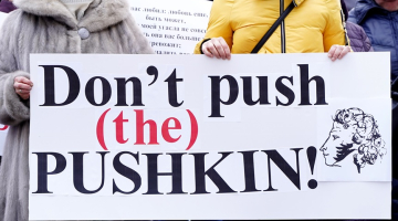 Pērn pie Rīgas Rātsnama notika Latvijas Krievu savienības rīkotais protesta pasākums pret dzejnieka Aleksandra Puškina pieminekļa aizvākšanu Rīgā. Foto - Zane Bitere, LETA