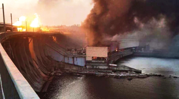 Masīvā gaisa uzbrukumā 22. martā astoņas Krievijas armijas palaistas raķetes apzināti trāpīja Dņipras hidroelektrostacijai, kas ir lielākais aizsprosts Ukrainā. Bojā gājuši pieci darbinieki un arī pati spēkstacija ir smagi bojāta, taču aizsprosta sabrukšana nedraud, apgalvo speciālisti. Pēc trieciena bez elektrības palika aptuveni miljons iedzīvotāju.
Foto — Scanpix