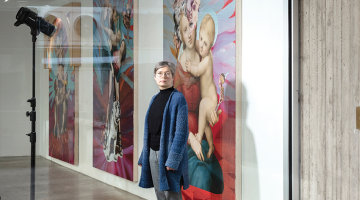 Māksliniece Rasa Jansone savā personālizstādē Tava pēda uz manas plaukstas; vienmēr, Rafaēl galerijā Alma.
Foto — Reinis Hofmanis