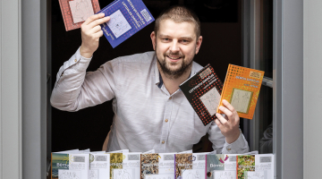 Danči piedzīvo lielu popularitāti, tos dejo ne tikai folkloras kopu dalībnieki. Sandis Zučiks gādā, lai šis mantojums būtu viegli pieejams ikvienam. Atliek tikai ieiet Dancukratuve.lv, noskatīties video vai nopirkt grāmatu, un var lēkt līdzi.
Foto — Ieva Salmane