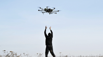 Kāds ukraiņu dronu pilots apgūst tā vadību militārajā poligonā pie Kijivas. Pēdējā laikā abas karojošās puses mazos autonomos lidaparātus uzbrukumos izmanto arvien biežāk.
Foto — Scanpix