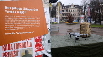 Latvijas militārās industrijas "Expo" militārās preces Ziedot.lv kampaņas atklāšanas pasākumā 2022.gadā. Tās tiek ražotas Latvijā un par ziedojumiem piegādātas Ukrainas armijai. Foto - Paula Čurkse, LETA