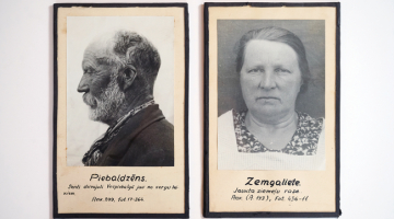 Pagājušā gadsimta 30. gados anketēto iedzīvotāju portreti.
Fotoreprodukcija — Edmunds Brencis