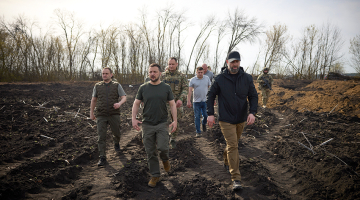 Ukrainas prezidents Volo­di­mirs Zelenskis pirmdien sasauca augstākās virspavēlniecības sanāksmi, lai apspriestu Harkivas aizsardzības stiprināšanu. Pilsētu jau vairāk nekā nedēļu apšauda Krievija. Attēlā: Volodimirs Zelenskis otrdien viesojas Ukrainas aizsardzības līnijā Harkivas apgabalā.
Foto — Scanpix