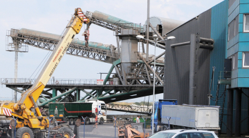 Liepāja Bulk Terminal piestātne Liepājas ostā. Iepriekšējos divos gados šis uzņēmums bijis lielākais Krievijas preču importētājs Latvijā.
Foto — Andris Gertsons, Kurzemes Vārds