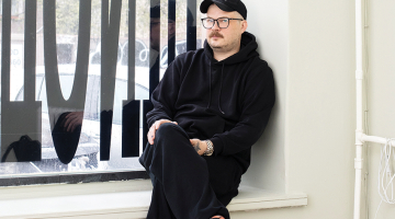 Kaspars Groševs: «Bieži vien šādās mazās telpās kāds iegūst iespēju izveidot pirmo personālizstādi, un varbūt tas kļūst par sākumu daudzsološai karjerai. Piemēram, Amandas Ziemeles pirmā personālizstāde 2016. gadā bija 427, un tikko viņa atklāja Latvijas paviljonu Venēcijas biennālē.»
Foto — Kristīne Madjare