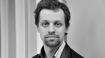 Mārtiņš Pommers studējis filozofiju un literatūrzinātni Latvijas Universitātē. Literārās publikācijas kopš 2016. gada. Strādā pie pirmā stāstu krājuma. Domuzīmē publicētais stāsts tapis festivāla Prozas lasījumi (2023) konkursam Profesija — rakstnieks.