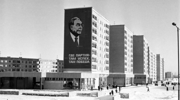 Plakāts ar toreizējā PSKP CK ģenerālsekretāra Leonīda Brežņeva attēlu un saukli «Kur partija — tur panākumi. Tur uzvara» uz daudzstāvu nama sienas Purvciema mikrorajonā Rīgā. 1981. gads. Foto — Viktors Ļisicins. Latvijas Nacionālā vēstures muzeja krājums