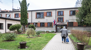 Ierašanās patversmē sākas sešos vakarā.
Foto — Ieva Salmane