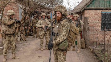 Ukrainas armijas 23. mehanizētās brigādes karavīri pirms došanās uz fronti pie Avdijivkas Doneckas reģionā valsts austrumos.
Foto — Scanpix