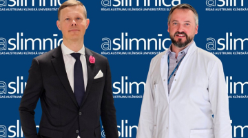 Austrumu slimnīcas valdes priekšsēdētājs Normunds Staņēvičs (no kreisās) un valdes loceklis profesors Haralds Plaudis. Publicitātes foto