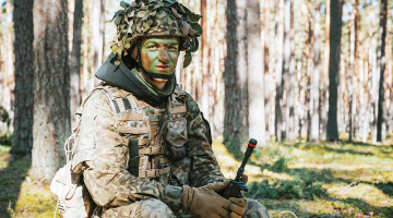 «Tā ir iespēja saprast, ko tu dzīvē gribi,» par dienestu saka Edvards Andris Puharts (19).
Foto — Lauris Aizupietis