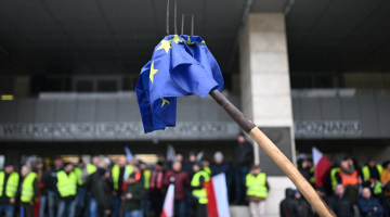 Eiropas Savienības karogs uzdurts uz zemnieka dakšām Polijas lauksaimnieku protestā šogad februārī Poznaņā. Foto - Sergei GAPON/AFP