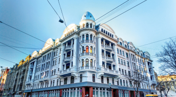 Tā dēvētā Stūra māja Brīvības un Stabu ielas stūrī. Valdība pieņēmusi lēmumu to pārdot. Foto – Valsts nekustamie īpašumi