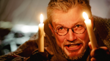 Kad Šamila Hamatova spēlētais gleznotājs Čartkovs vecuma galā grib atbrīvoties no sātana varas, iznīcināt nelabā portretu, izrādās, ka Dievs neņem pretī viņa labo gribu, un vienīgais, ko viņš spēj,— pazudināt vēl kādu cilvēku. Foto – Kristaps Kalns