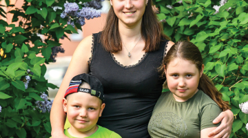 Liepājniece Lidija savu meitiņu laida pasaulē 15 gadu vecumā. Ja būtu iespēja izlemt, «es būtu gribējusi izmācīties, nostāties uz kājām un tikai tad laist pasaulē bērniņus».
Foto — Edgars Pohevičs