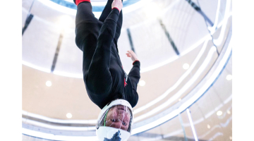 Pasaules kausā Makao sportisti lidoja latviešu uzņēmuma Aerodium ražotajā tunelī, kas atzīts par labāko pasaulē. «Gan ar vēja kvalitāti — ir vienmērīga plūsma bez brāzmām —, gan ar unikālu dizainu,» skaidro iekštelpu lidotājs Toms Īvāns. Foto no personīgā arhīva