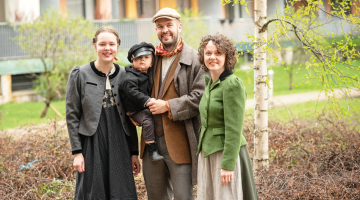 Ģimeņu folkloras studijā Garataka darbojas visa ģimene — Austra Ziļicka ar vīru Intaru, Irbe, Jānis un reizēm arī brālis Druvis, kurš nav bildē. Vecāki ir prasmīgi dancotāji, Irbe spēlē vijoli, un Austra nesen sākusi apgūt ermoņikas spēli. Foto Iveta Gabaliņa